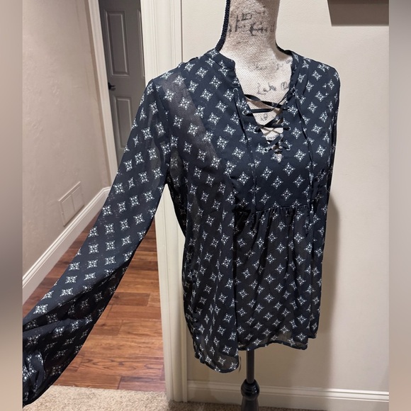 Hollister brand Chic Black and White Tie Front Blouse with Long Sleeves - Picture 1 of 8